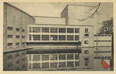 4250 Gezicht op een gedeelte van de achtergevel van de Stadsschouwburg (Lucasbolwerk 24) te Utrecht.